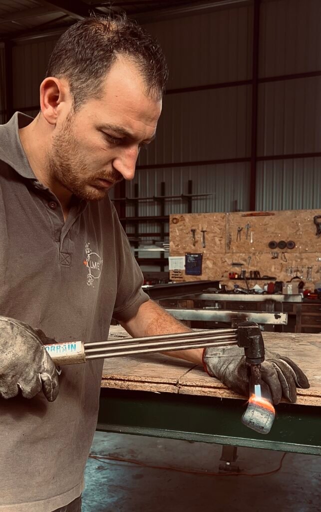 Création d'une main courante forgée au fer chaud avec un chalumeau