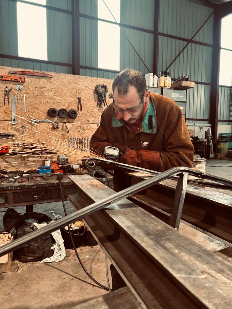 Ponçage des soudures de la main courante pour un résultat propre