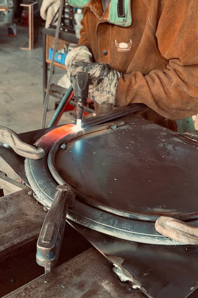 Cintrage main courante moulurée à chaud avec un outil essentiel : le chalumeau